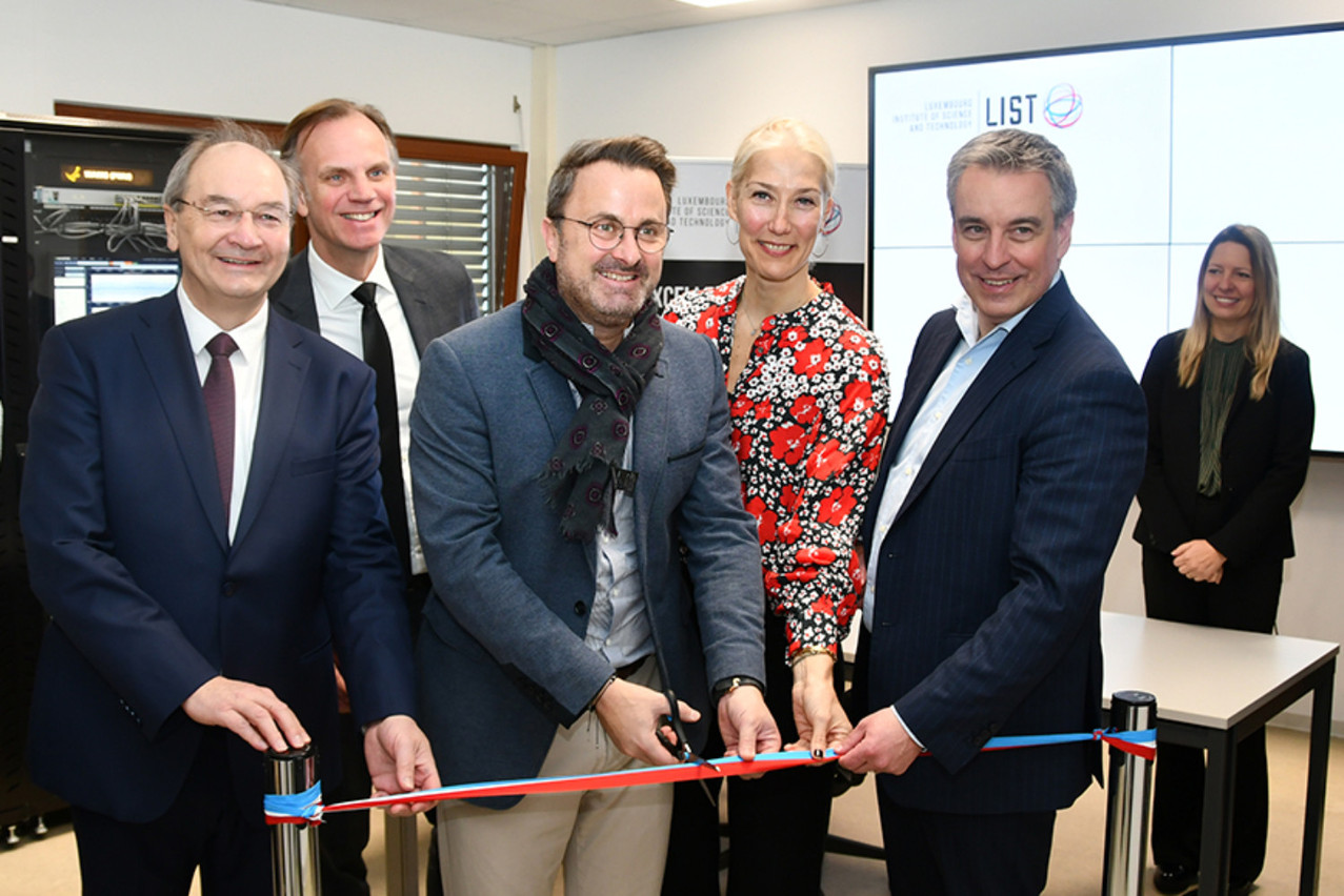 Le directeur du département Recherche et Innovation environnementale, Lucien Hoffmann, le CEO du List, Thomas Kallstenius, et la présidente du conseil d’administration, Eva Kremer, avec MM. Bettel et Meisch au moment de couper le ruban du nouveau laboratoire. (Photo: List)