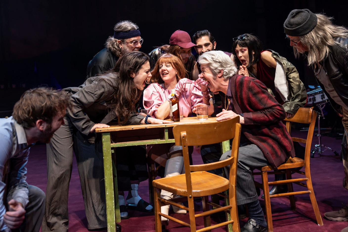 Café terminus est une pièce dystopique de Frank Hoffmann où des personnages se réfugient dans un café pour échapper au chaos extérieur, mêlant drame, poésie et satire sociale. (Photo: Café Terminus/Bohumil Kostohryz)