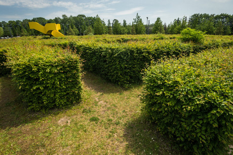 Le labyrinthe de haies du parc central au Kirchberg abrite une œuvre en son centre. (Photo: Mike Zenari/ Archives Maison Moderne)