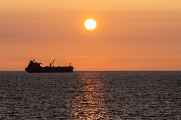 Alors que Washington annonçait un cessez-le-feu, l’Iran a transformé le détroit d’Ormuz en un moyen de pression, obligeant les transporteurs maritimes à mettre dans la balance les paiements en cryptomonnaies, le risque de sanctions et le prix du passage par ce goulet d’étranglement pétrolier, le plus crucial au monde. (Photo: Shutterstock)