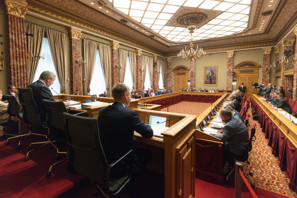 Le CSV recueille 22,8% des intentions de vote. Le parti de  Luc Frieden  gagne un point par rapport à la précédente Sonndesfro, publiée en mai 2026, mais reste sept points sous son résultat des élections législatives d’octobre 2023. Il perdrait six de ses 21 sièges actuels. Le DP atteint 21,7%, soit 2,5 points de plus qu’aux élections de 2023.  (Photo: Guy Wolff / Paperjam / Archives)