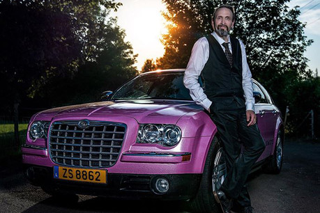 Florent Zancanella propose depuis octobre 2018 de louer sa Chrysler 300 C couleur rose paillette à une clientèle essentiellement féminine. (Photo: Carlo Strange / Facebook Lady's cab Luxembourg)