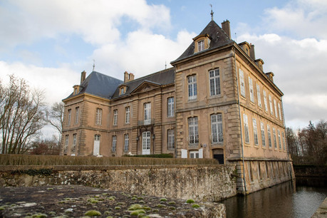Construit en 1731, le château présente une facture classique qui a très peu changé. Il recèle une très belle collection de mobilier tandis que ses jardins bénéficient d’une très belle réputation. (Photo: Château de Manom)