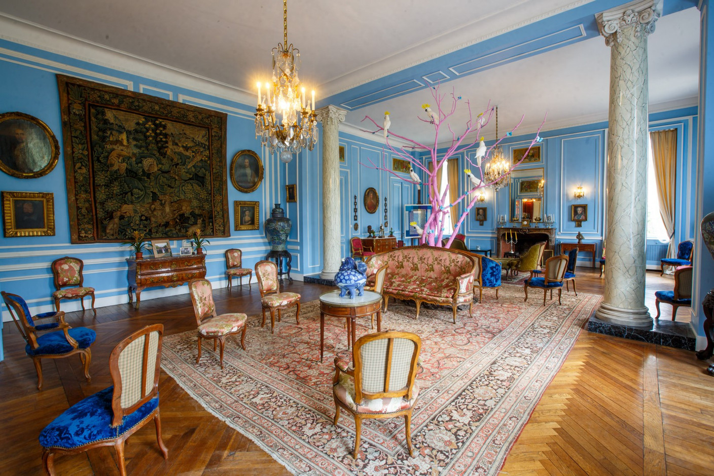 L’un des salons, avec son mobilier et sa décoration. (Photo: Château de Lagrange)