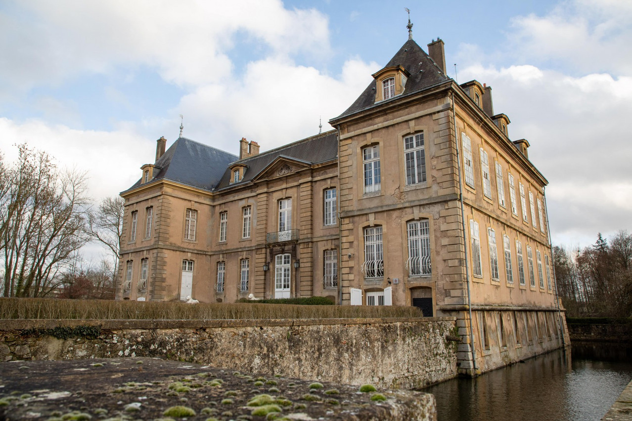 Built in 1731, the castle has a classical style that has changed very little. It has a beautiful collection of furniture and its gardens have a very good reputation. (Photo: Château de Manom)