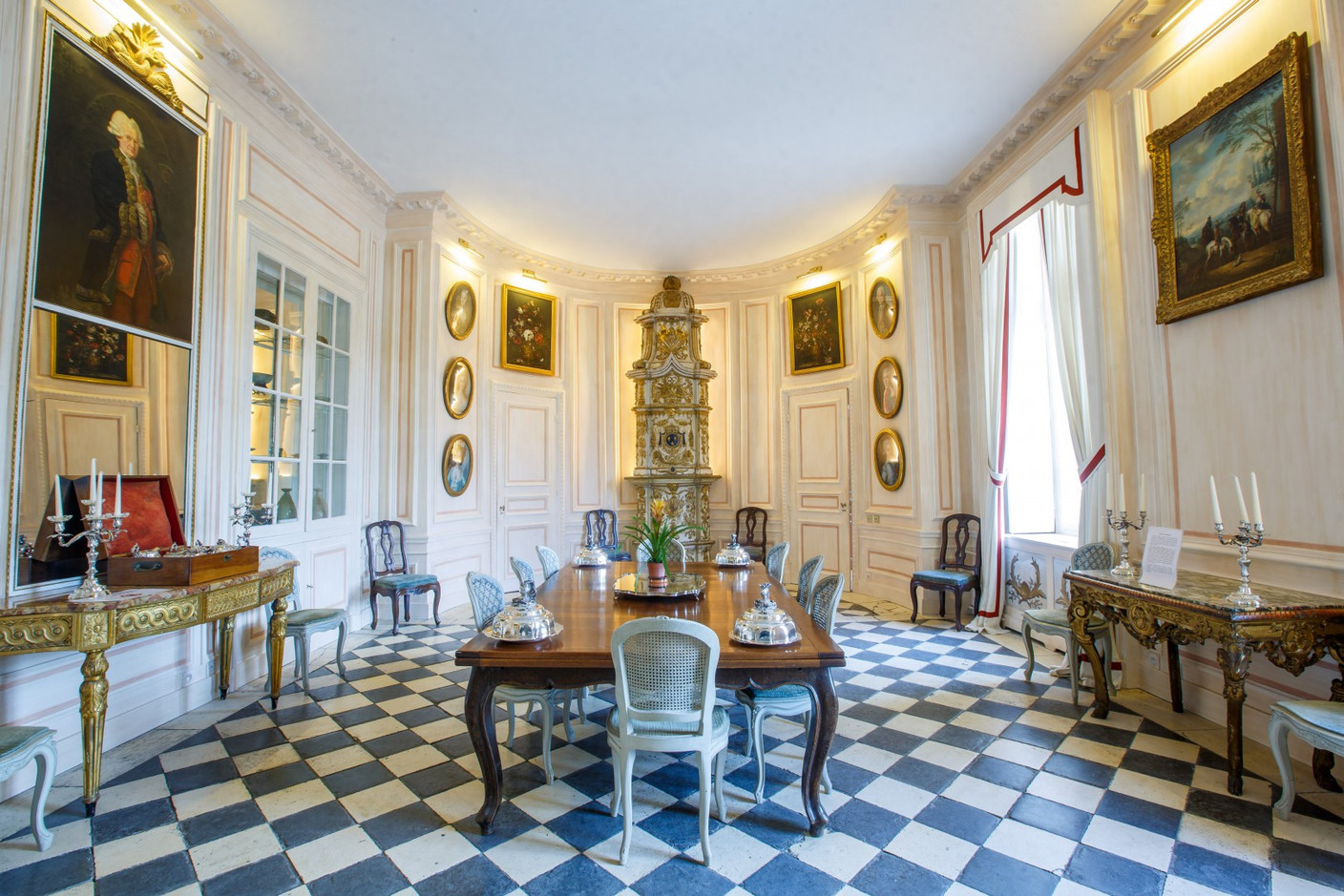 The dining room. (Photo: Château de Lagrange)