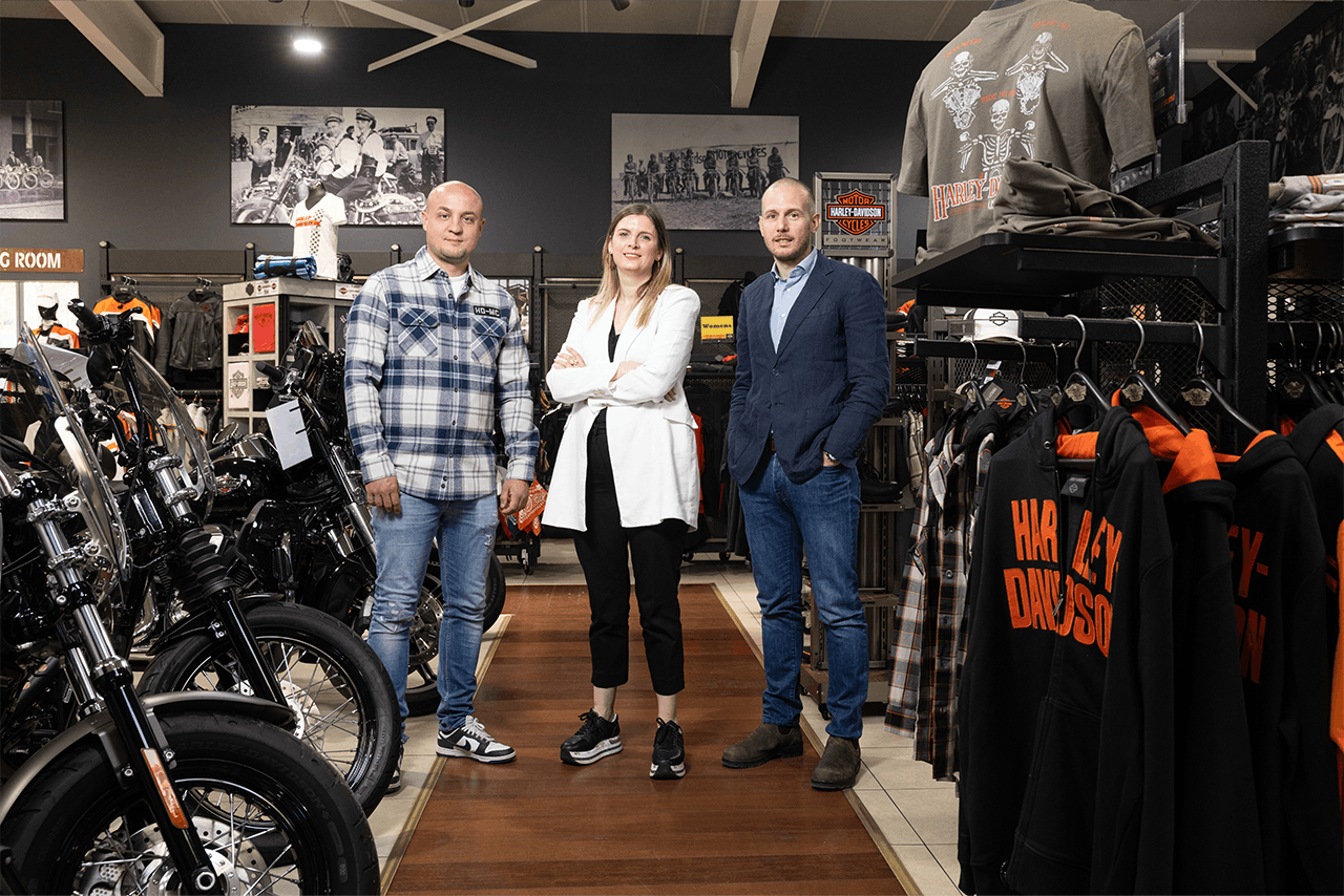 SD Worx Luxembourg, représenté ici par Sophie Henrion, Managing Director, accompagne Selim Delbecq (à droite), directeur général du groupe Delbecq,et Alexandre Valentiny, gérant de la concession Harley-Davidson, dans la digitalisation de leur gestion RH. Photo : Eva Krins (Maison Moderne)