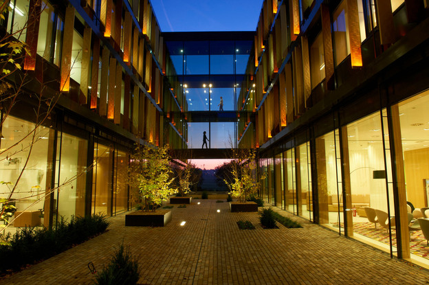 Vue d’une des cours intérieures du siège de Lalux à Leudelange. (Photo: Lalux/Archives)