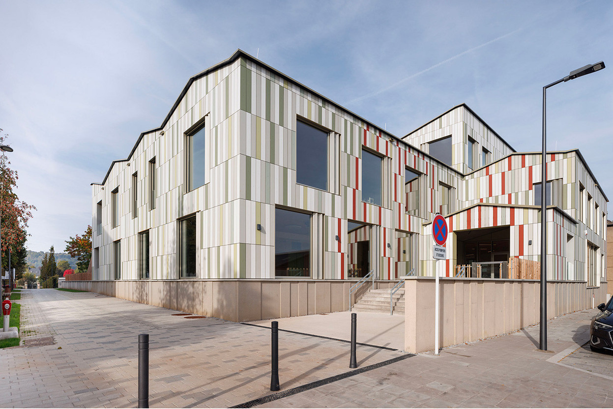 The façades are covered with coloured fibre cement panels. Photo: Marcel van Coile