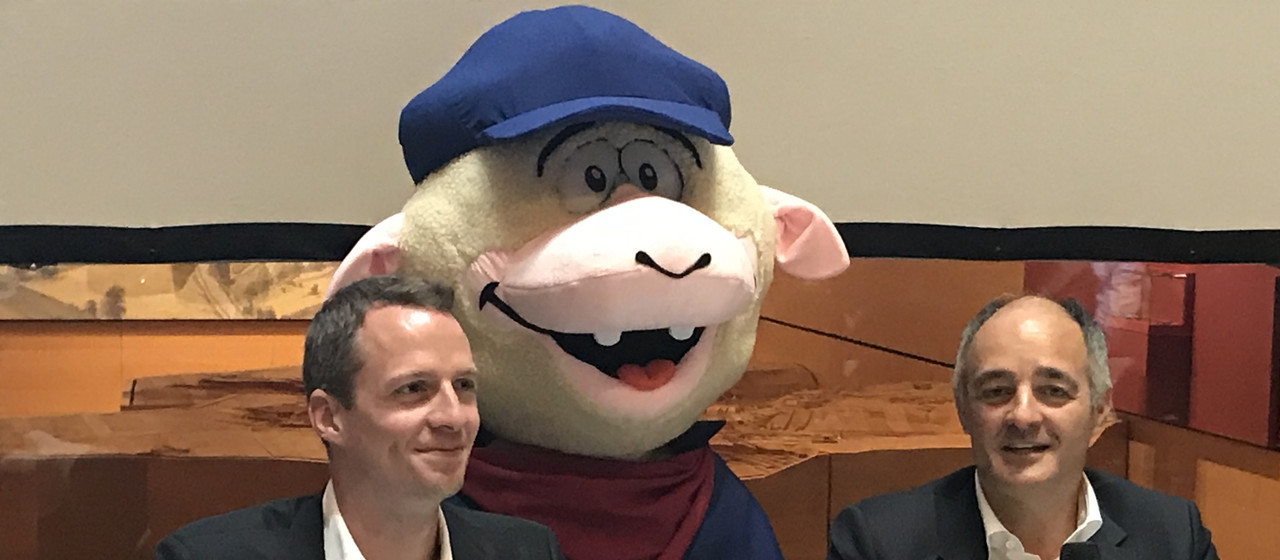 Serge Wilmes et Patrick Goldschmidt entourent la mascotte Lämmy. (Photo: Paperjam)