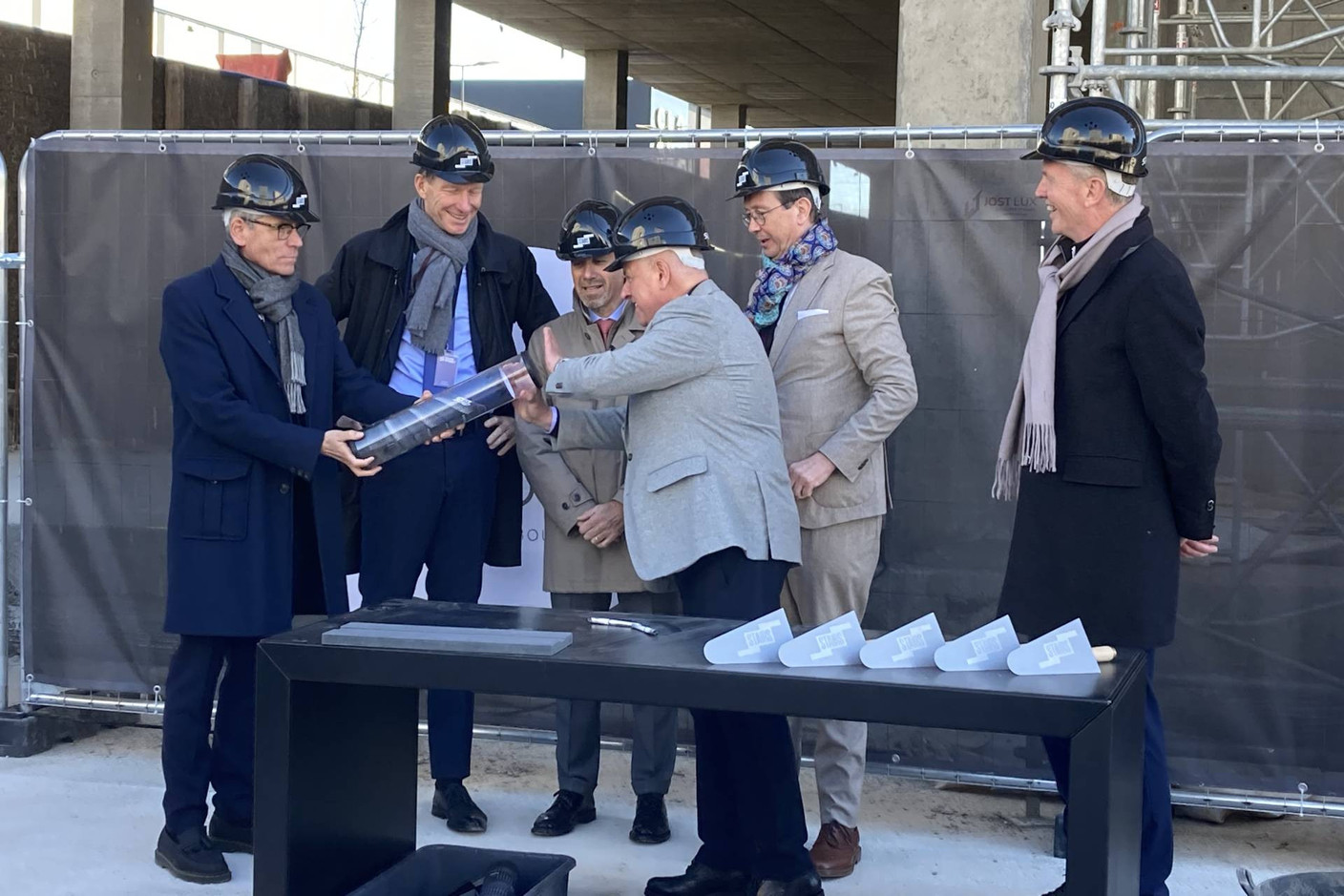 Au moment de la fermeture du tube qui contient les plans signés du bâtiment. (Photo: Paperjam.lu)