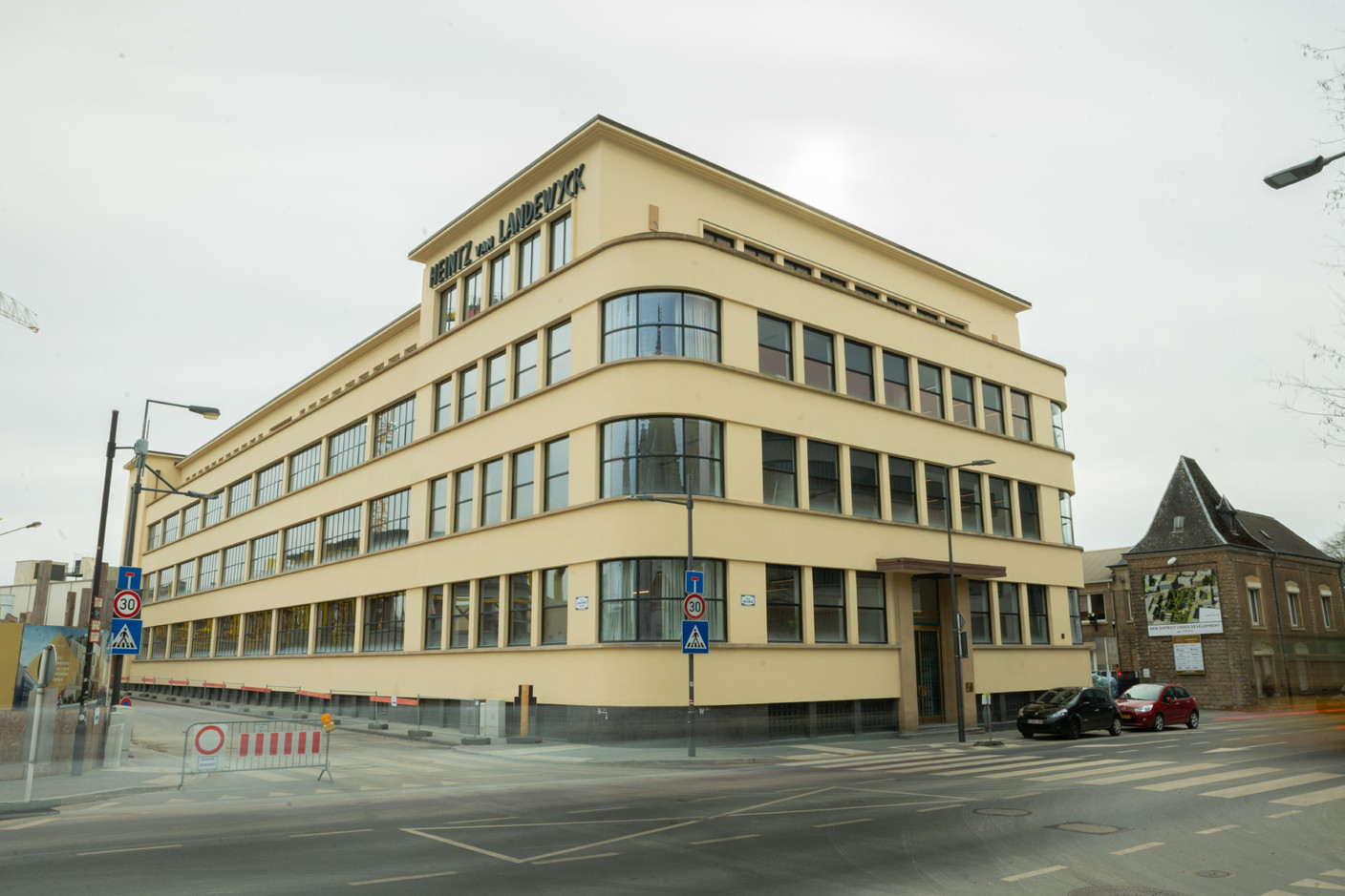 Côté rue, le bâtiment a conservé sa façade historique. (Photo: Landimmo Real Estate)