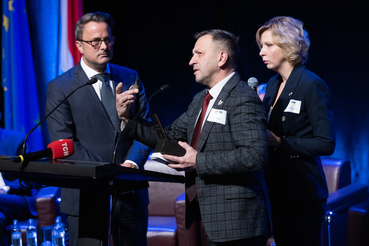 Bilopillia mayor Yuriy Zarko presenting a piece of Russian missile fragment to Luxembourg PM Xavier Bettel, 31 January 2023. The souvenir was engraved with #StandwithUkraine. To the right, Ukraine Luxembourg Business Club president Evgenia Paliy.  Photo: Guy Wolff/Maison Moderne