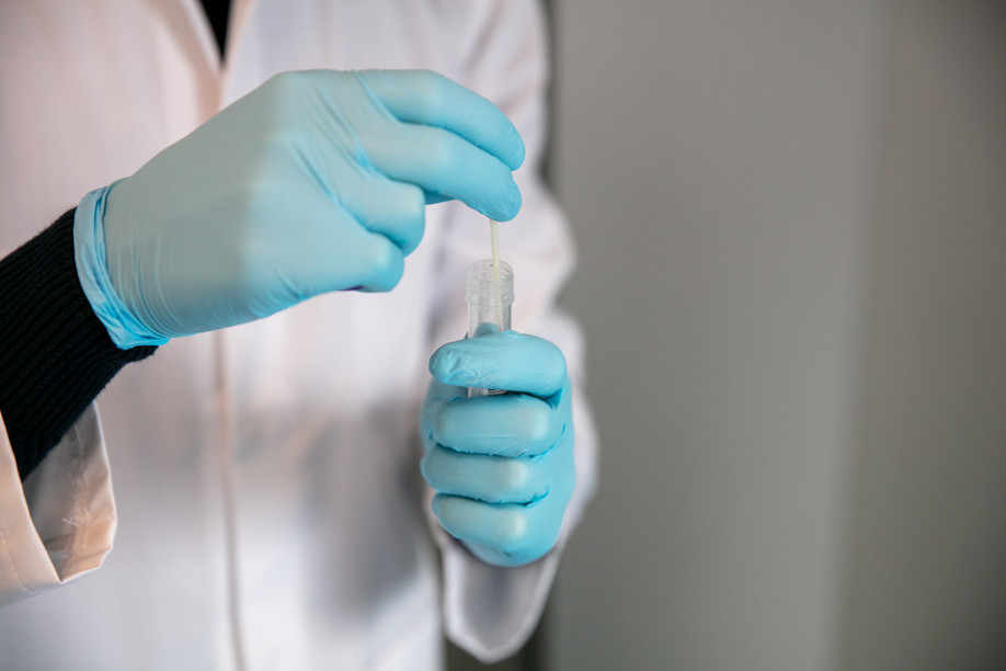 The new tests don’t require a swab but the person spits in a cup Romain Gamba / Maison Moderne