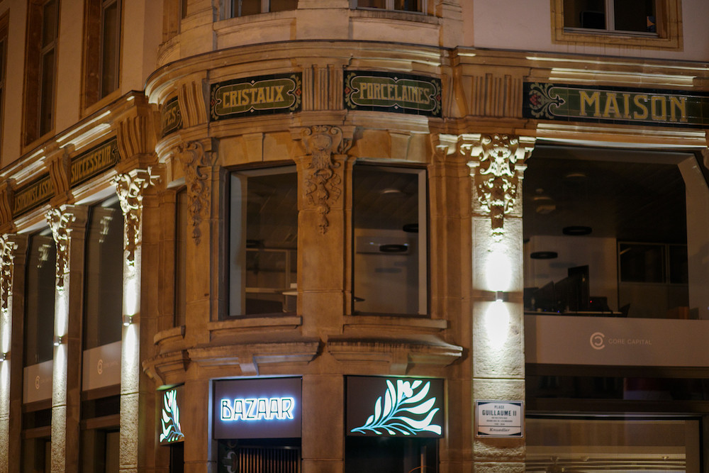 Si l’emplacement est désormais exploité par la brasserie Bazaar, les inscriptions «lampes, cristaux, porcelaines» sont toujours lisibles sur les carreaux ornant la façade.  (Photo: Matic Zorman/Maison Moderne)