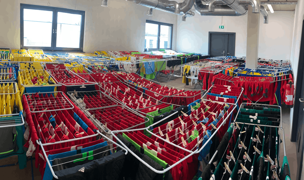 Les personnes actives dans cet atelier lavent les uniformes de 42 clubs sportifs, ce qui correspond à 321 équipes. En 2024, ce sont plus de 97 tonnes de linge qui ont été traitées, contre 70 tonnes en 2022. (Photo: Stëmm vun der Strooss)