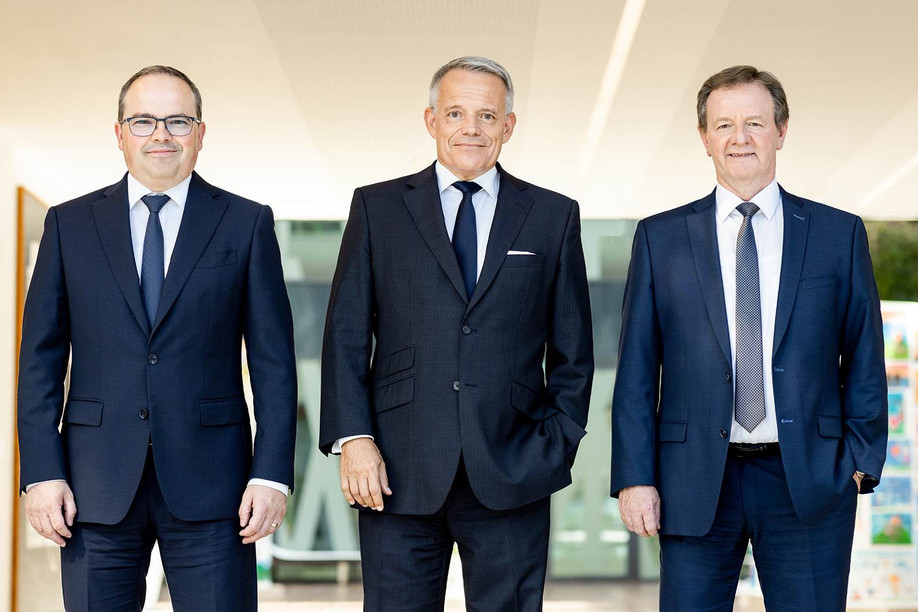 Yves Biwer (right) will be retiring from his position as chairman of Banque Raiffeisen’s management board at the end of the year. The chairman of the board of directors, Guy Hoffmann (centre), and the board have appointed Laurent Zahles (left) to replace him. Photo: Banque Raiffeisen