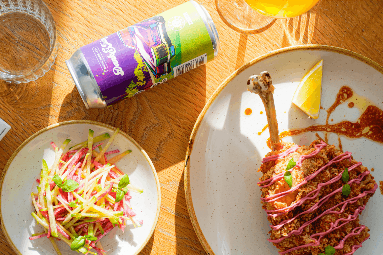 Crisp poulet, mayonnaise à la framboise et meli mélo de radis. (Photo: Service Marketing – Bon Appétit)
