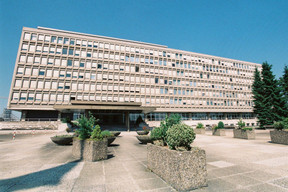 L’ancien parlement européen a une architecture en béton préfabriqué de style brutaliste. (Photo: Communautés européennes 2001)