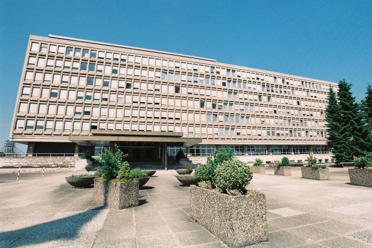 L’ancien parlement européen a une architecture en béton préfabriqué de style brutaliste. (Photo: Communautés européennes 2001)