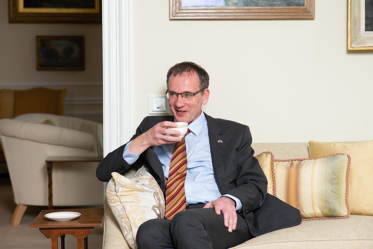 À l’heure du thé, John Marshall prend le temps d’expliquer les spécificités de la politique anglaise. (Photo: Patrick Galbats)