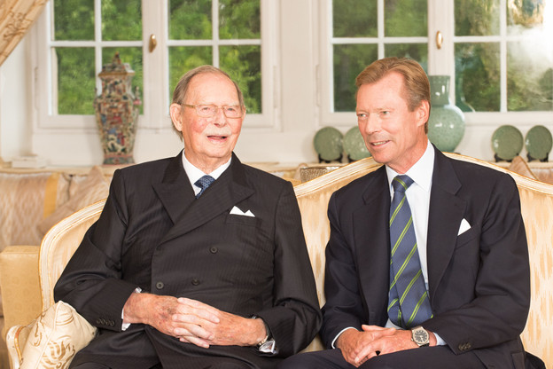 Le Grand-Duc Jean aux côtés de son fils, l’actuel Grand-Duc, Henri. (Photo:  Cour Grand-Ducale / Lola Velasco)