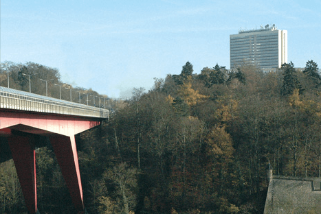 Le Pont Rouge et la Héichhaus sont à l’origine du développement du plateau. Fonds Kirchberg