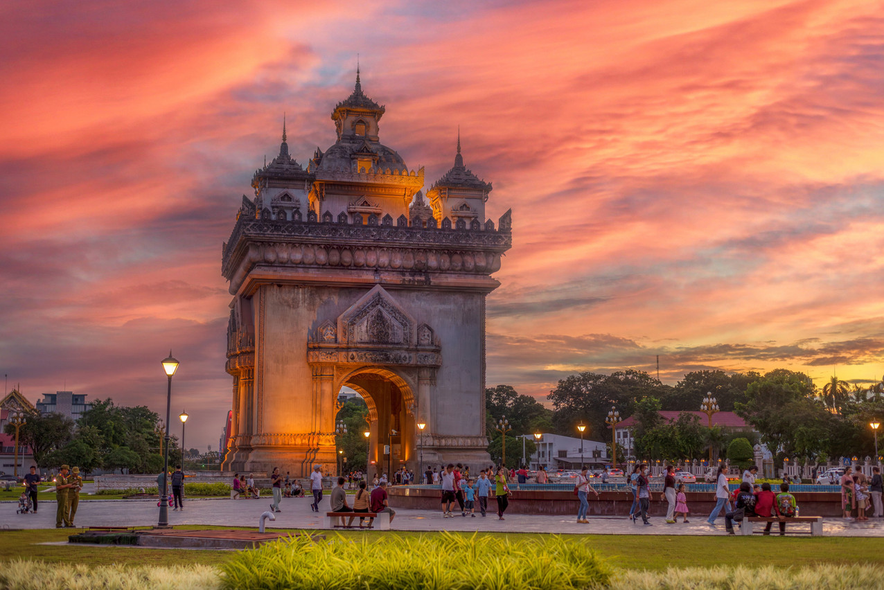 Le Patuxai, monument phare du Laos, pays le moins cher pour voyager en 2025 sans compter le billet d’avion, selon Hello Safe. (Photo: Shutterstock)