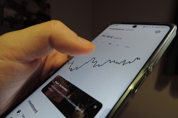 Les plateformes les plus avancées intègrent déjà des fonctionnalités d’intelligence artificielle, comme l’analyse de portefeuille, les alertes de risque ou les résumés automatisés de résultats financiers.  (Photo: Shutterstock)