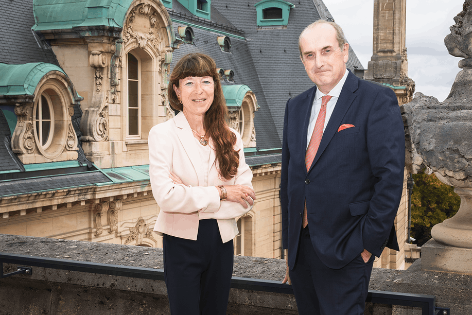 Avec ce partenariat, Françoise Thoma, CEO de Spuerkeess, et Yves Stein, CEO d’Edmond de Rothschild, posent les bases d’une alliance inédite pour rendre l’investissement plus accessible et durable. Photo : Julian Pierrot ( Paperjam)