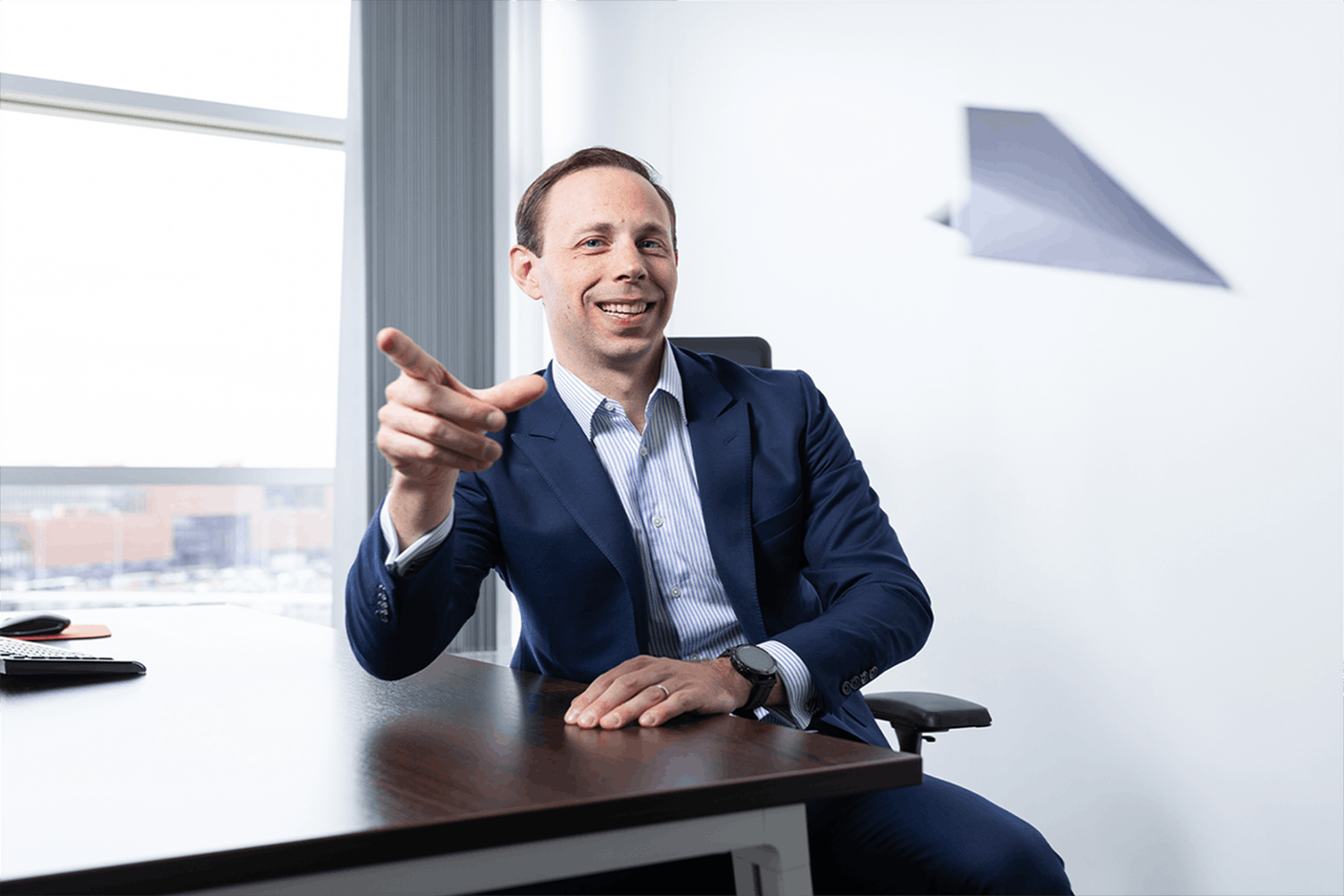 Nommé Managing Partner de Luther Luxembourg en janvier 2025, Bob Scharfe est prêt au décollage et déterminé à ouvrir un nouveau chapitre pour le cabinet. Photo : Eva Krins (Maison Moderne)