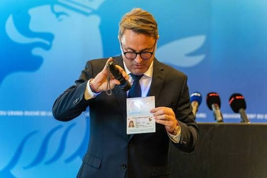 Présenté en mars et émis depuis le 11 mai, le nouveau passeport luxembourgeois adopte un protocole très en avance, disponible depuis début janvier. Mais tous les aéroports ne sont pas équipés. (Photo: SIP)