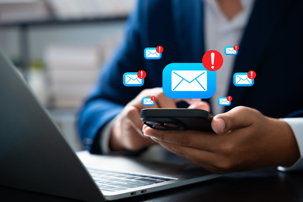 Jamais une banque ne contacte ses clients par SMS ou par mail. En cas de doute, ne cliquez sur rien et signalez la tentative auprès de la banque ou des autorités. Contactez également la banque via son application sécurisée. (Photo: Shutterstock)