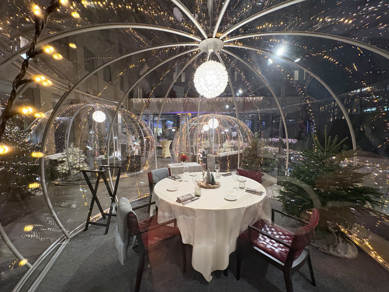 Le Royal is a living institution that takes an elegant breath of fresh air, this year, with its four bubbles that can accommodate guests for a drink or dinner. (Photo: Paperjam)