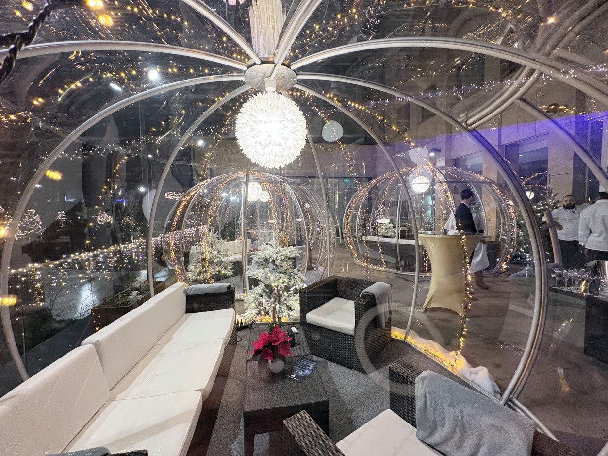 Le Royal is a living institution that takes an elegant breath of fresh air, this year, with its four bubbles that can accommodate guests for a drink or dinner. (Photo: Paperjam)
