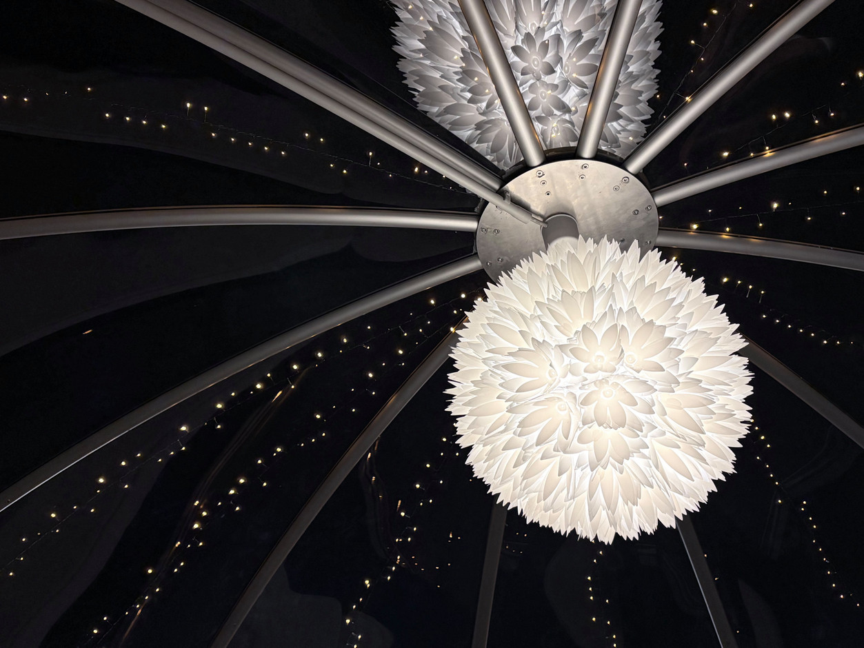 Le Royal is a living institution that takes an elegant breath of fresh air, this year, with its four bubbles that can accommodate guests for a drink or dinner. (Photo: Paperjam)