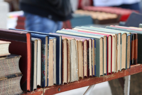 L’occasion pour les amateurs de bouquins de trouver des perles rares et d’aider des associations caritatives. (Photo: Shutterstock)