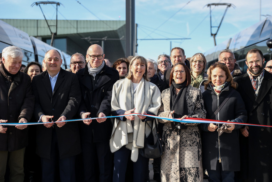 Claude Wiseler, Patrick Grettnich, Frank Vansteenkiste, Lydie Polfer, Yuriko Backes, Corinne Cahen et Gabriel Boisante, au moment de couper le ruban du tram au Findel.   (Photo: Luxtram/Sophie Margue)