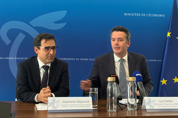 Le vice-président de la Commission européenne, Stéphane Séjourné, et le ministre de l’Économie, Lex Delles, ont parlé des moyens à déployer pour protéger la dernière usine européenne de production de plaques de cuivre, ce vendredi. (Photo: Paperjam)