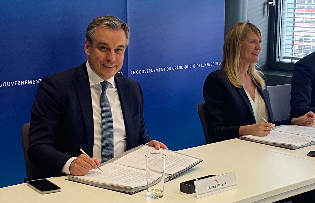 Alongside the director of école 42, Sophie Viger, minister of education Claude Meisch, signed the agreements with four partners for the Digital Learning Hub. (Photo: Maison Moderne)
