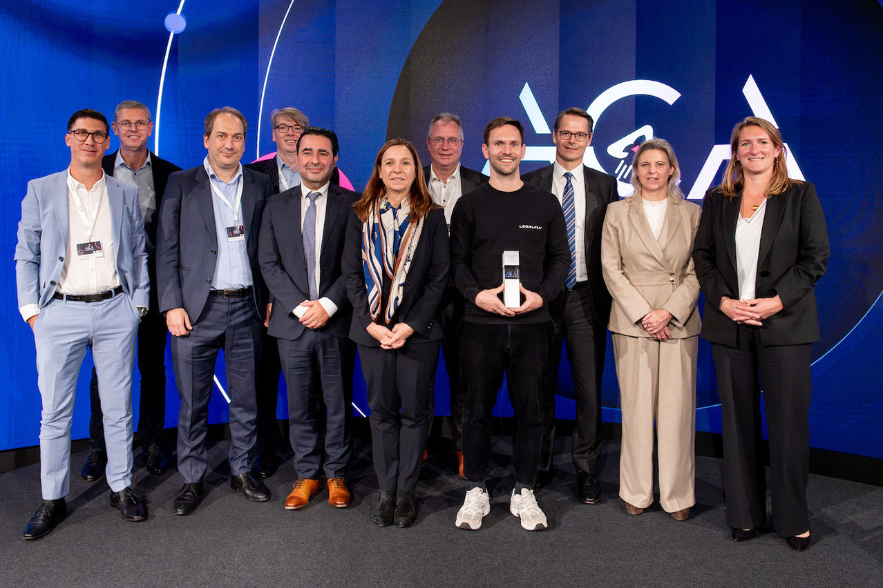 Trophée en mains au milieu des membres du jury et de la ministre de la Digitalisation Stéphanie Obertin, Clemens Repp est d’autant plus un vainqueur inattendu qu’il y a deux jours, il ne savait même pas qu’il serait sur la scène luxembourgeoise. (Photo: Made Creative / Marie De Decker pour l’Aca)