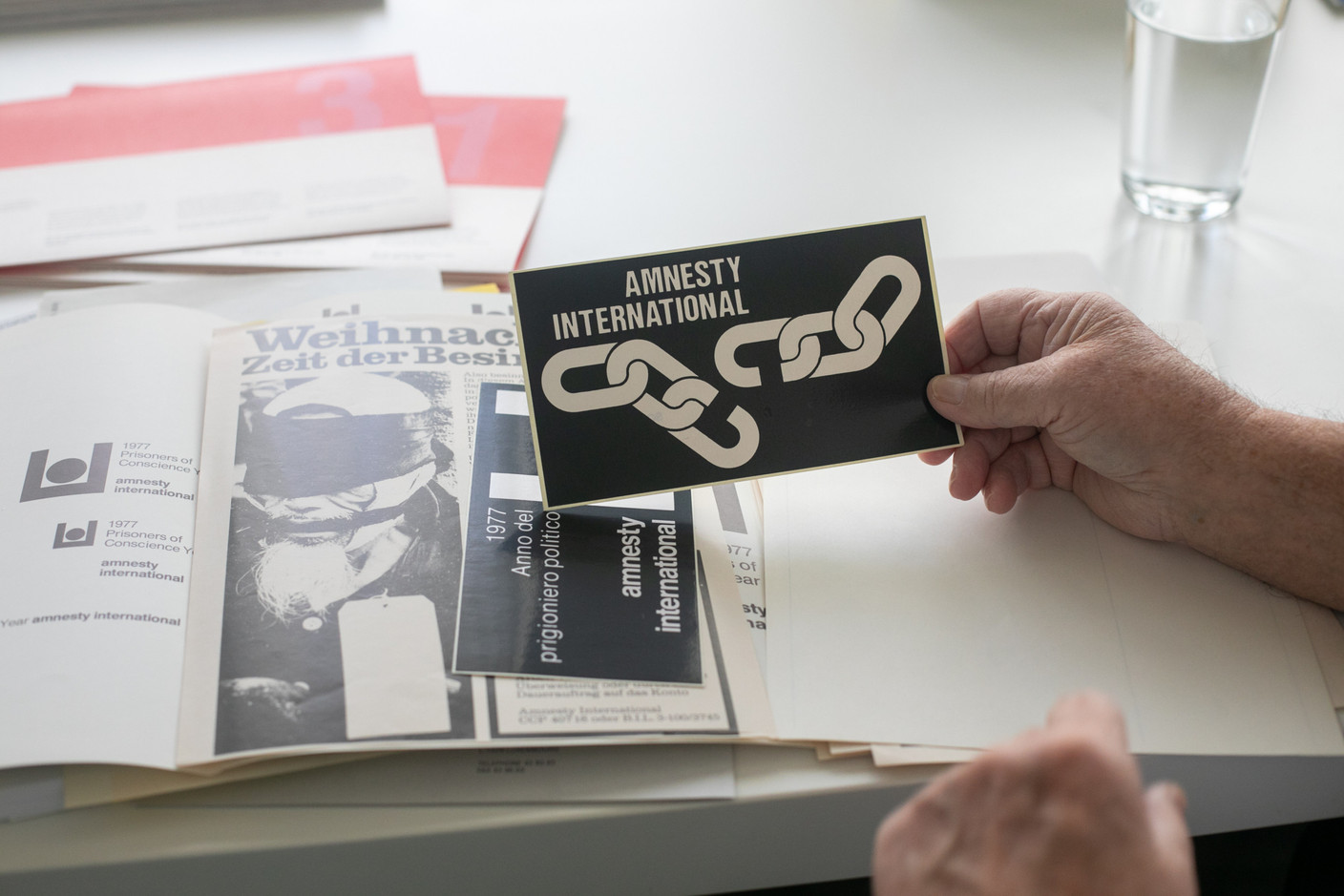 This first logo was rejected because the chains were reminiscent of colonialism. It was replaced by a circle in an open square on one side, to represent imprisonment and release. (Photo: Matic Zorman/Maison Moderne)