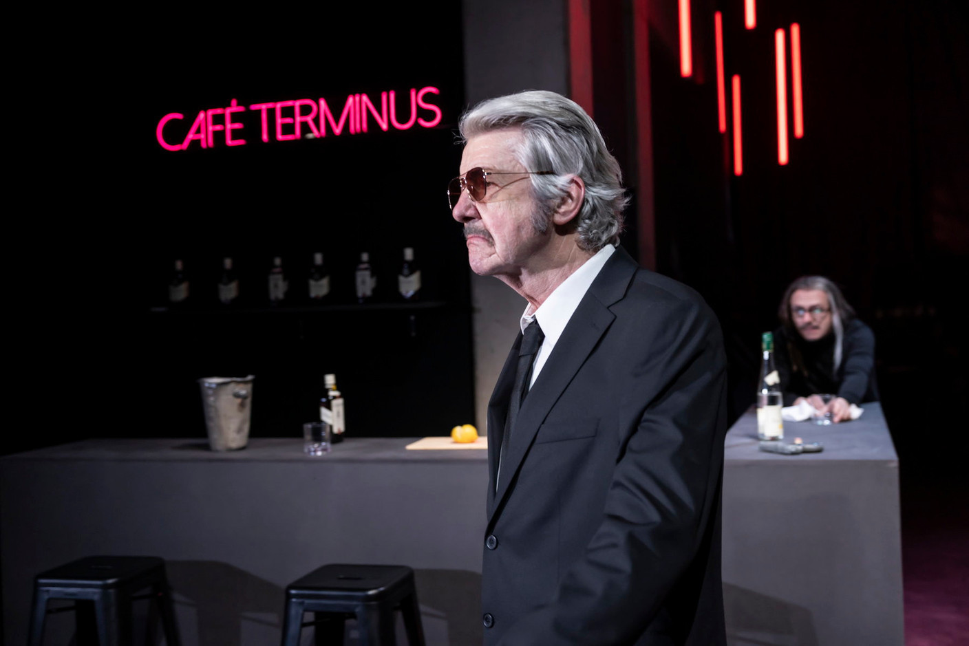 «Café Terminus» est une pièce dystopique de Frank Hoffmann où des personnages se réfugient dans un café pour échapper au chaos extérieur, mêlant drame, poésie et satire sociale. (Photo: Café Terminus/Bohumil Kostohryz)