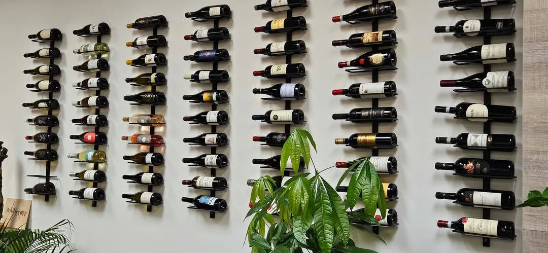Une centaine de références dans le bar à vins Wäinstuff. (Photo: Le Wäinstuff)