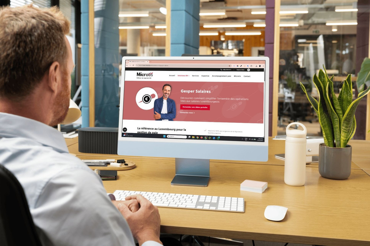 Un homme s’informant sur Gesper Salaires  (Photo: Microtis)