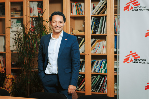 Le Dr Javid Abdelmoneim met à profit son expérience de médecin urgentiste dans le cadre de ses fonctions de président international de Médecins Sans Frontières. (Photo: Julian Pierrot/Paperjam)
