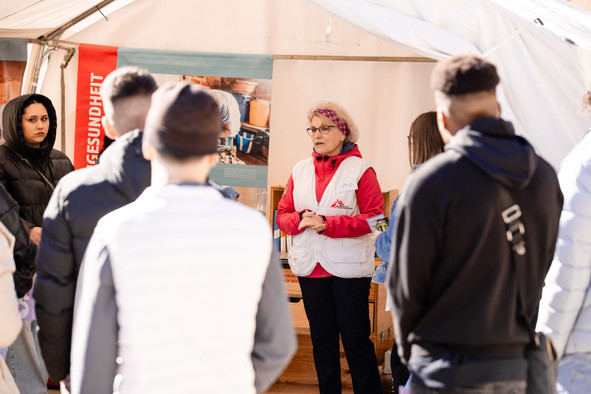 Avec 8,56 millions d’euros collectés en 2025, MSF Luxembourg enregistre une hausse de 12% de ses ressources. Ici, Heidi, infirmière et employée internationale mobile pour MSF, avec un groupe d’étudiants en mars dernier. (Photo: Nelson Coehlo/MSF)