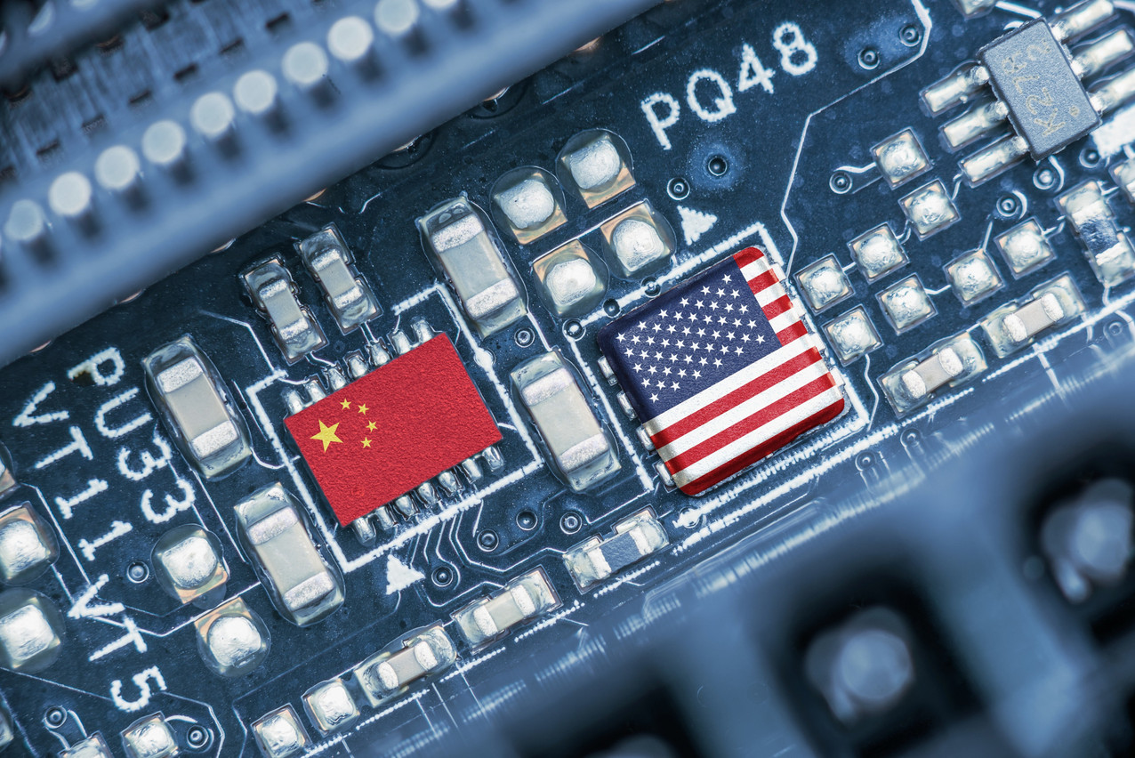 Amazon entre dans la course au quantique avec sa première puce conçue au California Institute of Technology, qui pourrait réduire jusqu’à 90 % le coût de la correction des erreurs quantiques. (Photo: Shutterstock)