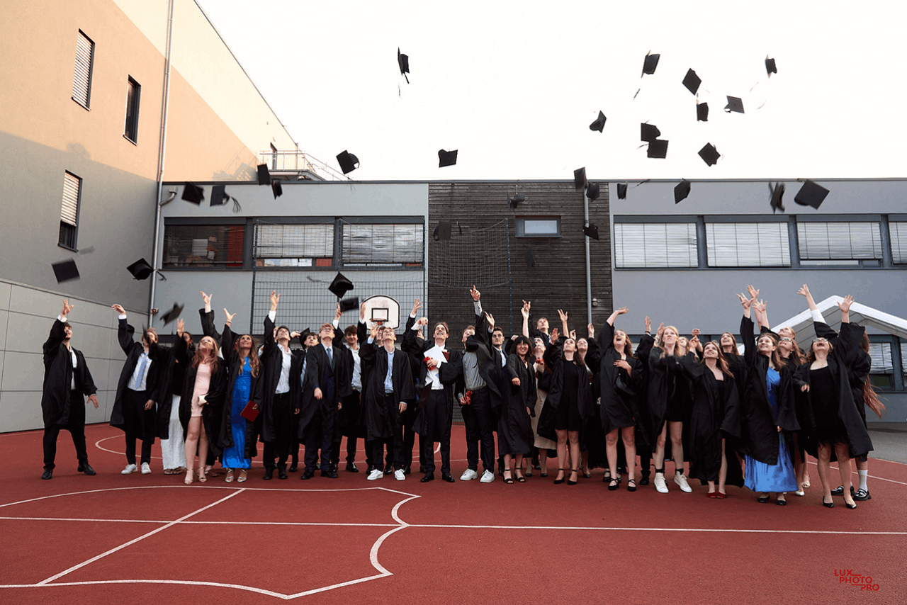 Les étudiants de la classe 2025 de St George ont des raisons de se réjouir après avoir obtenu des places dans les universités de leur choix. Photo: St George’s International School, Luxembourg
