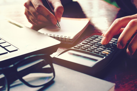 Les frontaliers français qui perçoivent des rémunérations se situant autour du salaire minimum luxembourgeois sont concernés par un impôt différentiel à régler à l’administration fiscale française. (Photo: Shutterstock)